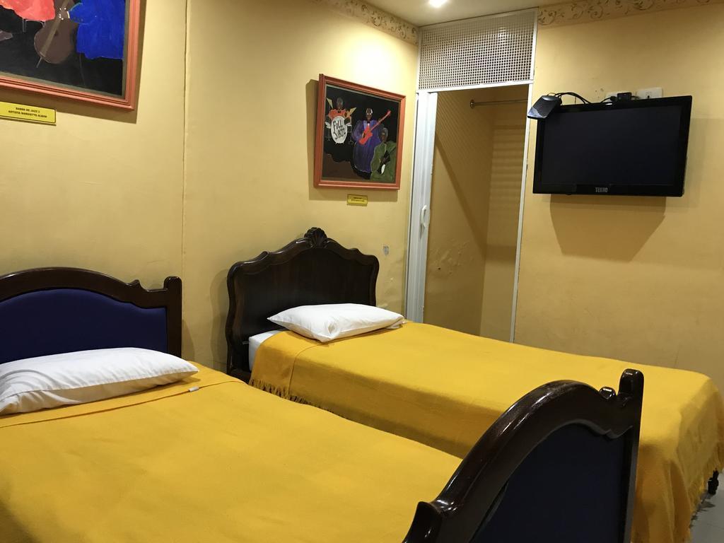 The Yellow House كويتو المظهر الخارجي الصورة